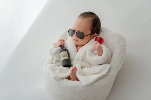 瑞安满月宝宝趴着睡